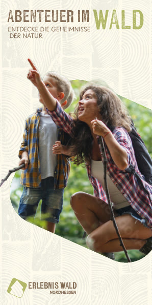 Flyer-Vorderseite mit Titel „Abenteuer im Wald“, Foto und Logo