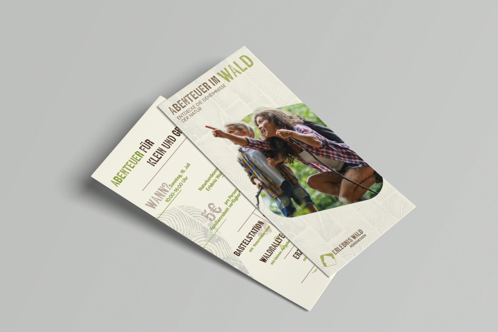 Mockup: Vorder- und Rückseite des Flyers liegen übereinander