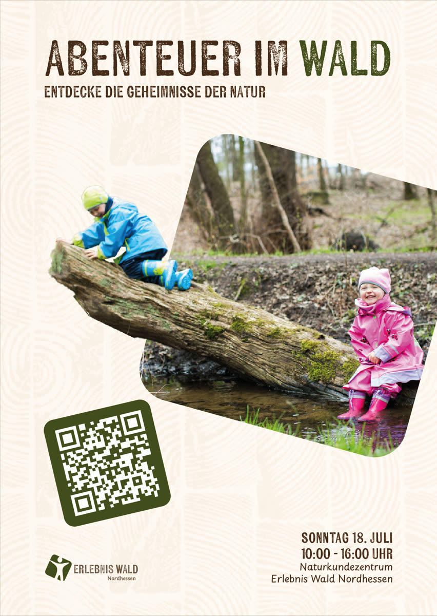 Plakat 3: Zwei Kinder in Regenkleidung spielen an einem Bach auf einem umgestürzten Baumstamm