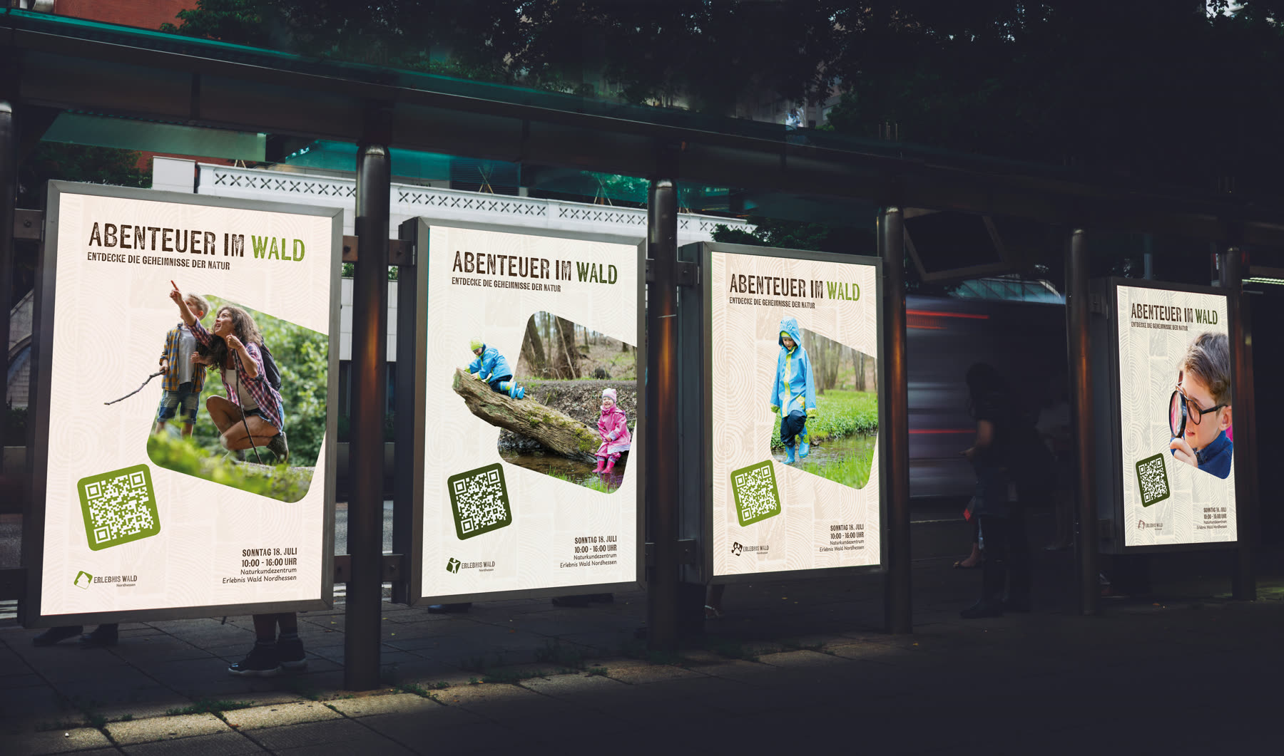 Plakatserie „Abenteuer im Wald“ an einer Bushaltestelle